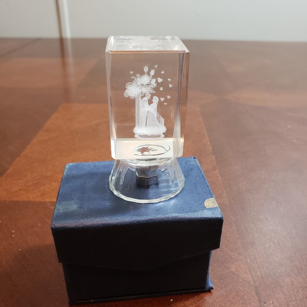 wedding couple  CRYSTAL CUBE‎ 3D LASER ENGRAVED GLASS PAPERWEIGHT light
